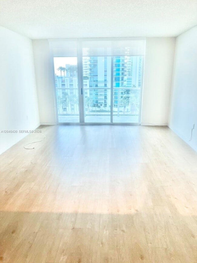 Building Photo - 1155 Brickell Bay Dr Unit 807