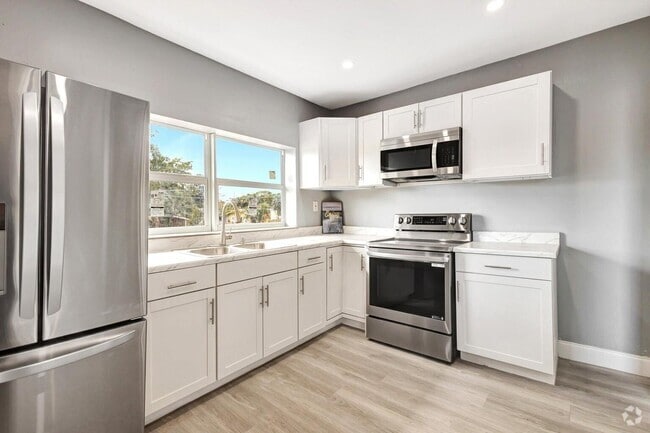Building Photo - 3708 Roseland Dr Rental