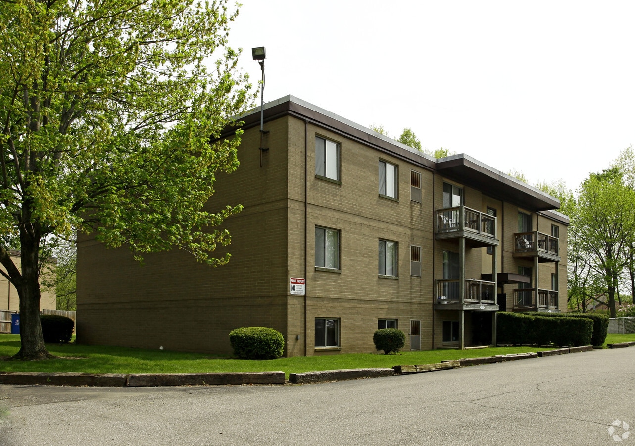 Commodore Arms Apartments - Commodore Arms Apartments