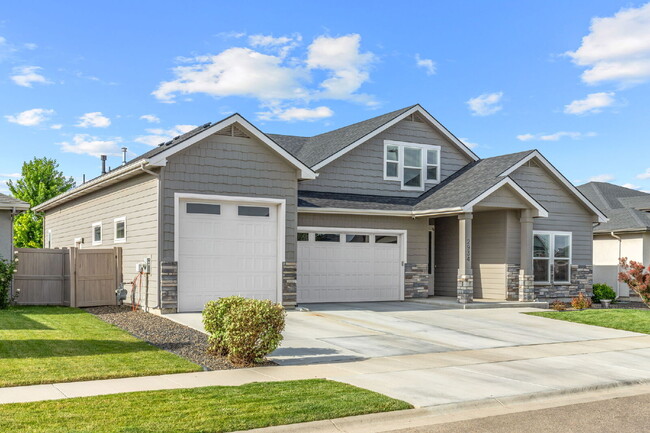 Building Photo - Beautiful split bedroom floorplan in the Sky Mesa Community!