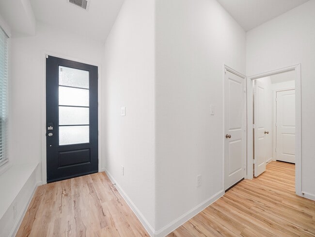 Photo - 674 Royal Arch Dr