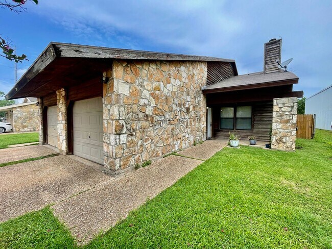 Building Photo - 1303 Conway Dr Unit B