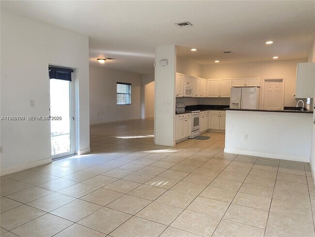 Photo - 3616 NE 3rd Ct