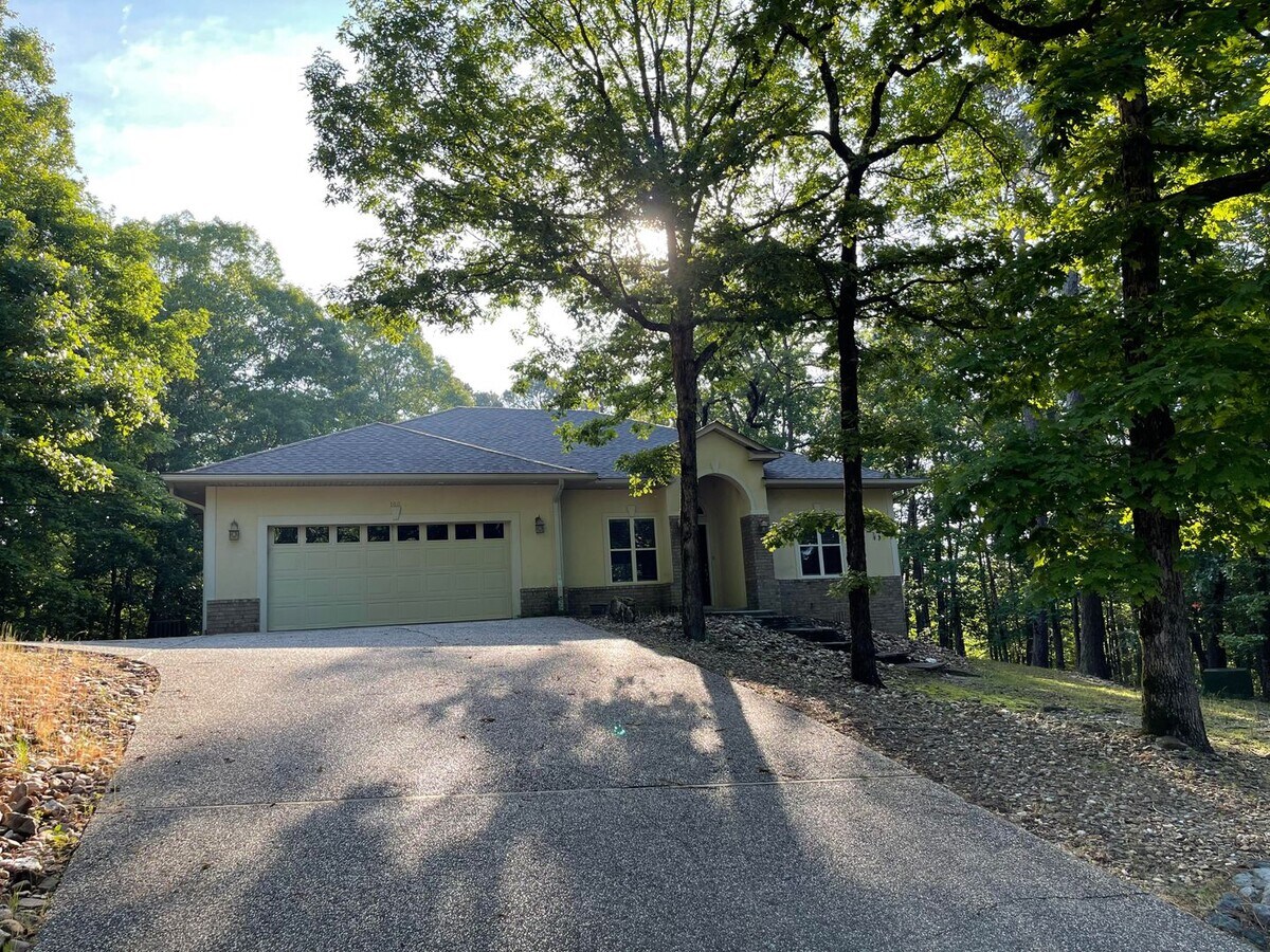 Beautiful private home with a great layout, beautiful wooded views and serene setting. Call 501-9... - Beautiful private home with a great layout, beautiful wooded views and serene setting. Call 501-9...