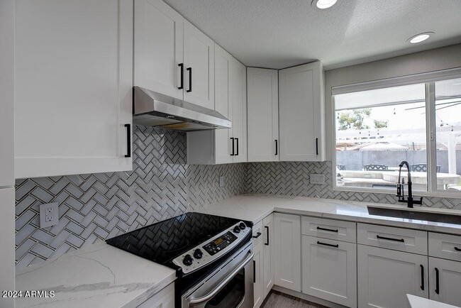 Photo - 917 N 87th Pl