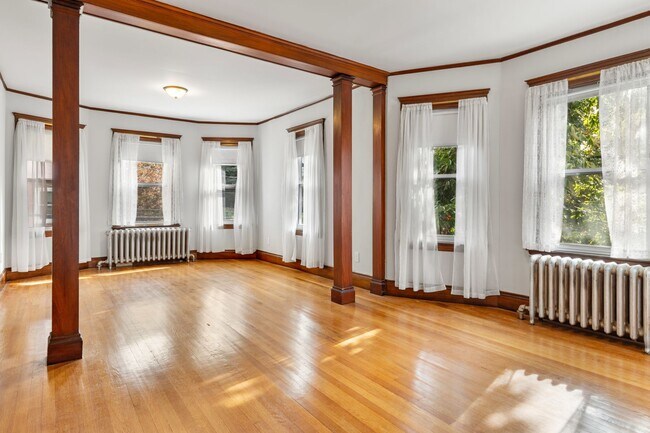 Building Photo - 11 Boylston St Unit 2 Rental