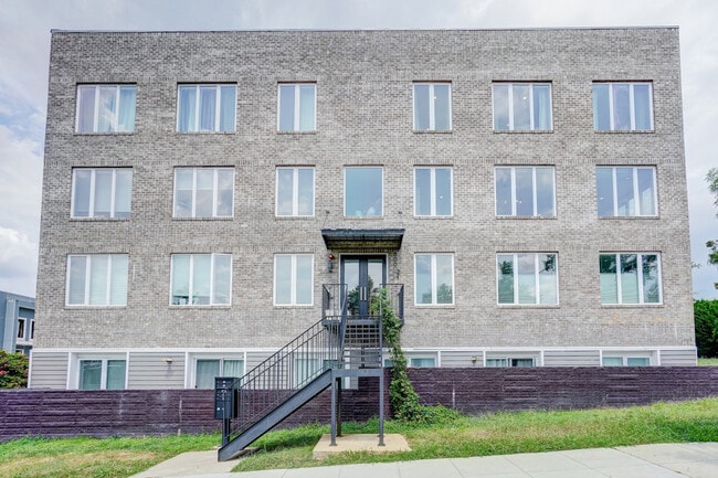 Building Photo - 800 21st St NE Unit 4 Rental