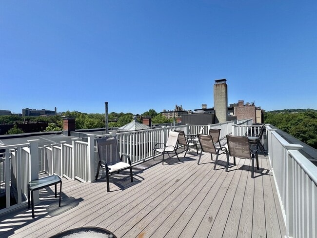 Building Photo - 1370 Beacon St Unit 6