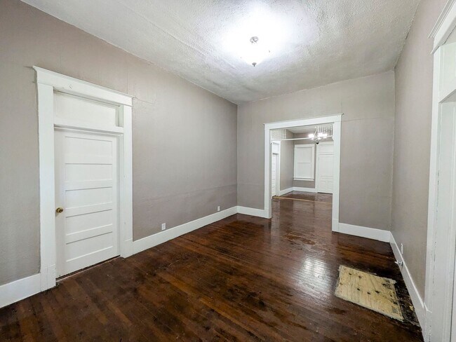 1045 Long Ave