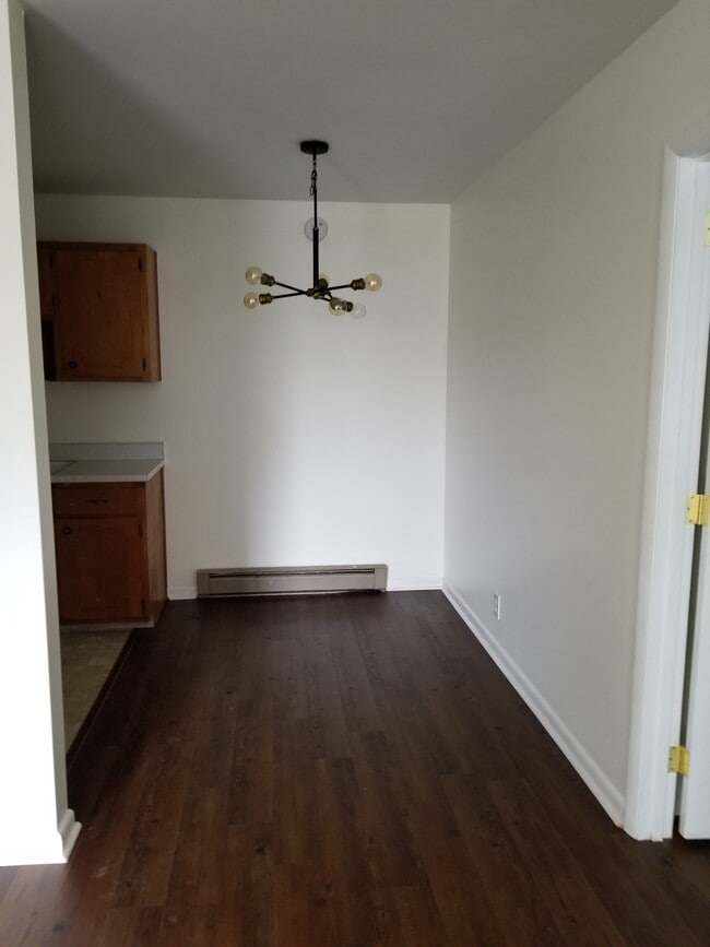 Observando el comedor con la nueva lámpara de araña. - 2601 Hillsboro Pike Unidad M14