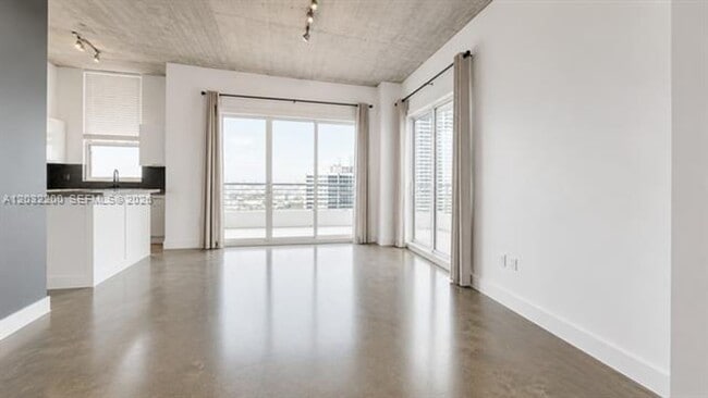 Photo - 133 NE 2nd Ave Unidad 133 NE 2nd Ave # 3112