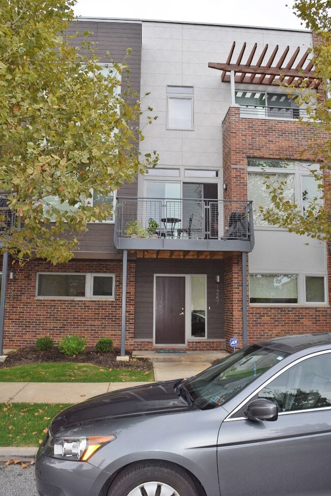 Main entrance with easily accessible street parking for guests - 1247 W 75th St