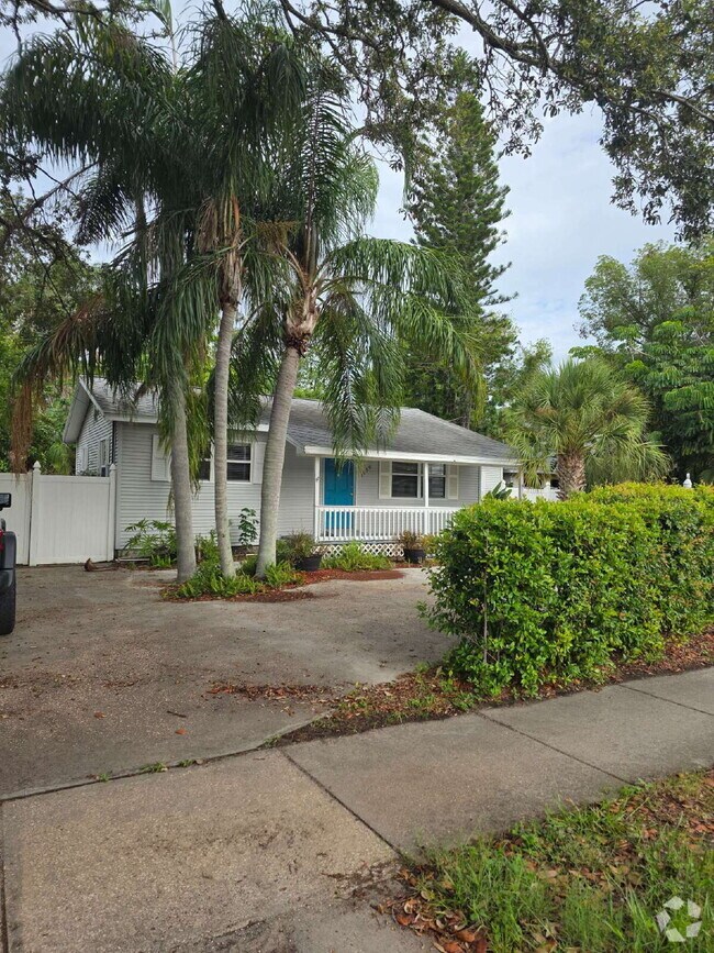 Building Photo - Adorable home on the corner of North Flori...