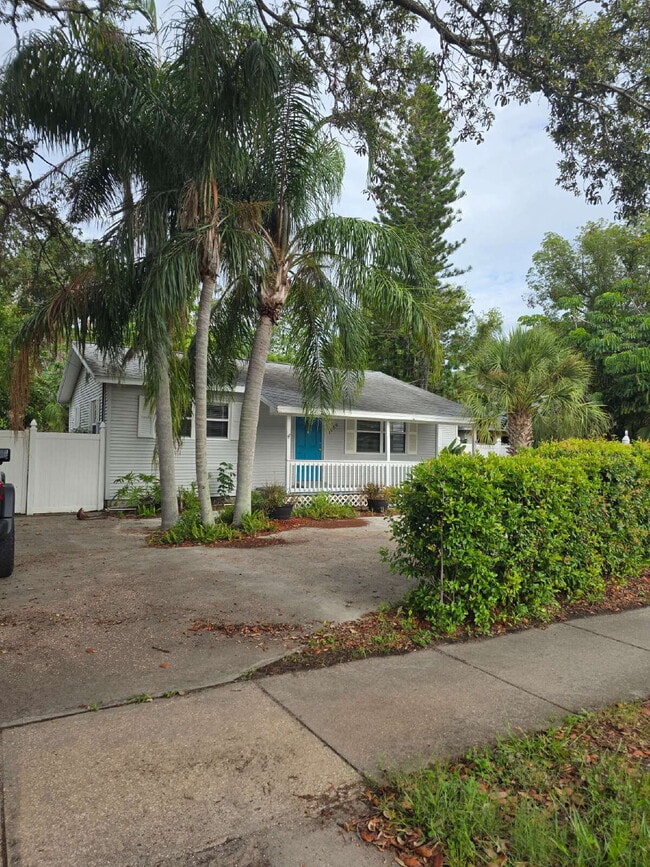 Adorable home on the corner of North Flori... - Adorable home on the corner of North Flori...