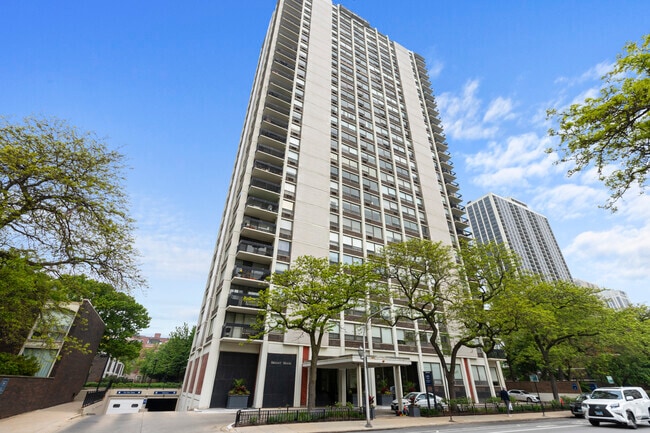 Building Photo - 1455 N Sandburg Terrace Rental
