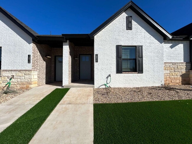 Building Photo - Luxury Townhome in Abbey Glen Community!
