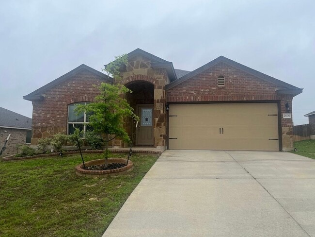 Building Photo - 4 bedroom 2 bathroom house! HOUSING ACCEPT...