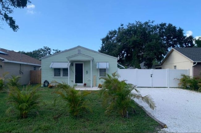 Building Photo - Charming 2 Bedroom 1 Bath in Central Gulfport Rental