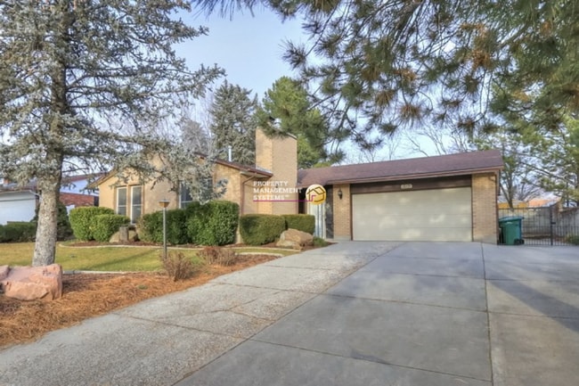 Building Photo - 4 Bedroom / 3 Bath Home in Sandy!