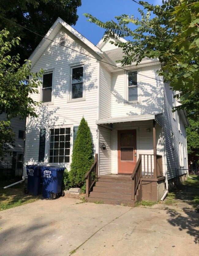 Building Photo - 611 S Jackson St