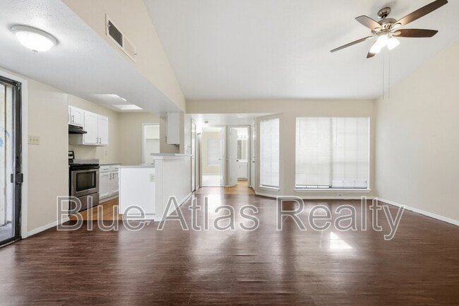 3048 Navarro Ln