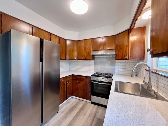 Building Photo - 2430-2430 Clearview Ave Unit 2428