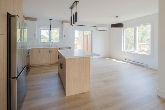 Photo - 102 Simone Gallant Cres