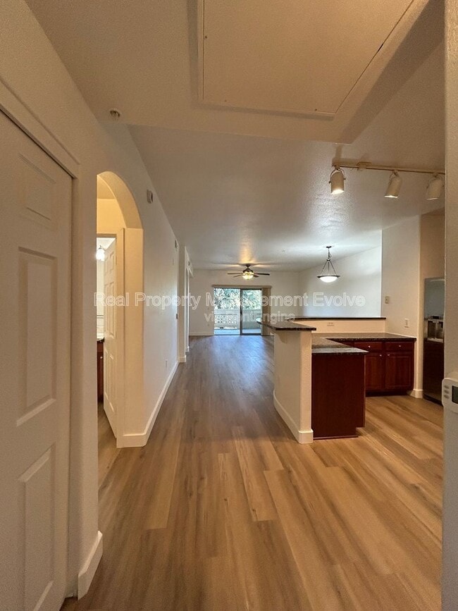 Building Photo - 920 E Devonshire Ave Unit 2028