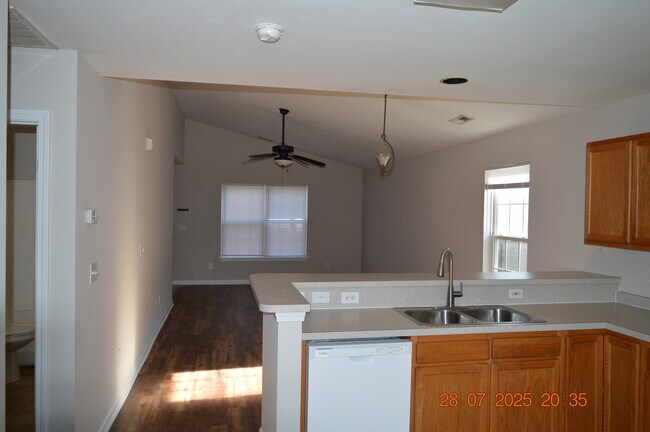 Photo - 869 Silvercrest Dr House