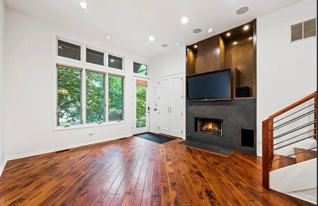 Photo - 2257 W Saint Paul Ave
