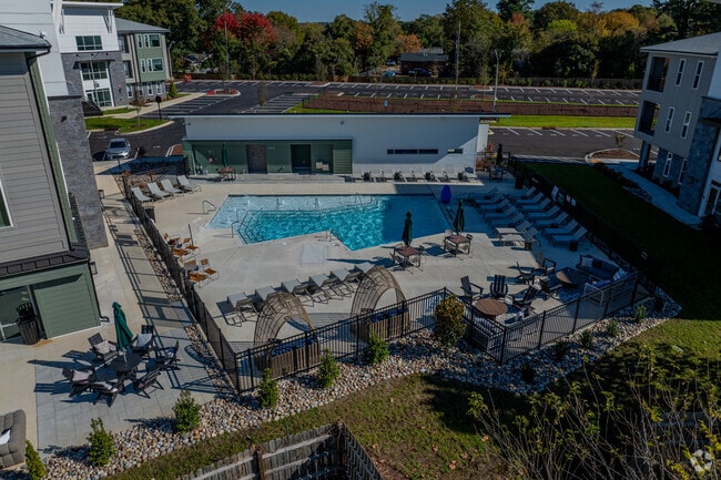 Piscina y patio - Address East End