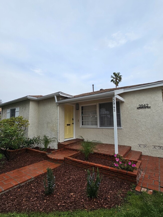 Building Photo - 3942 Redwood Ave