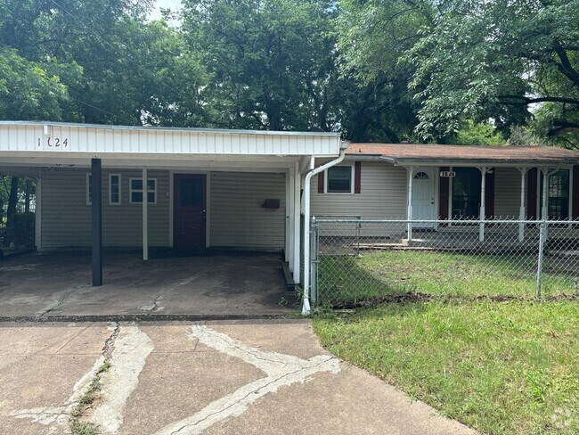 Building Photo - Spacious 4/1 Home on Quiet Block of Mulber...