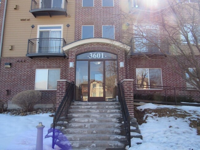 Building Photo - Spacious Condo in Gated Community | Close to light rail. Unit B13