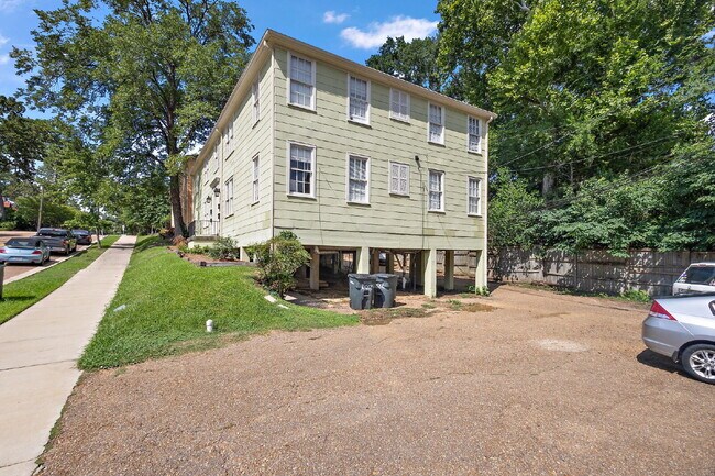 Photo - Belhaven Bombshell FURNISHED Unit 3