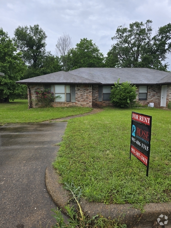 Building Photo - 16044 Pawnee Dr Rental