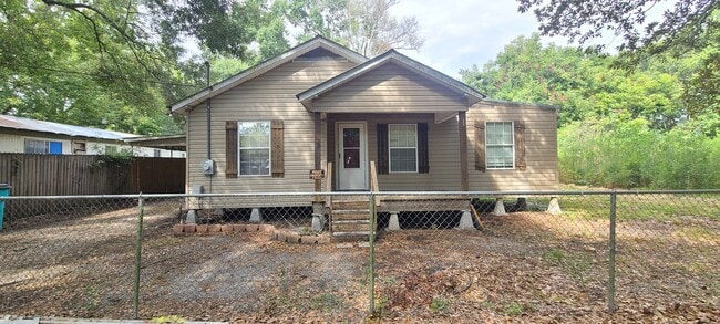 Front - 327 Faquetigue St Rental