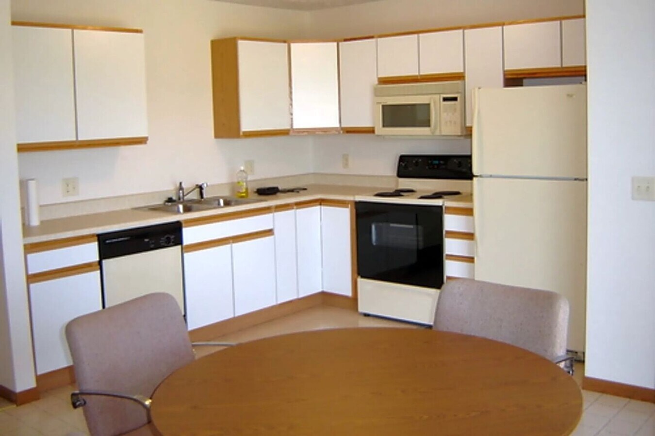 Spacious Townhome Minutes from Everything - Spacious Townhome Minutes from Everything