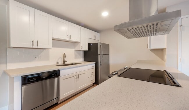 Cocinas renovadas con acabados de primera calidad disponibles para mejorar. Para más información, consulte con el equipo de arrendamiento. - Hidden Cove Apartments