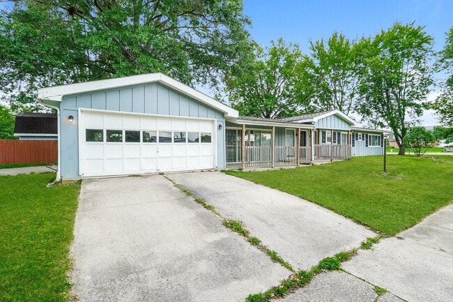 Building Photo - 10 Oakwood Dr
