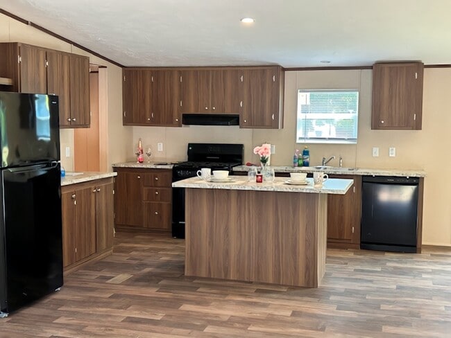 Photo - 82 Deerwood Park