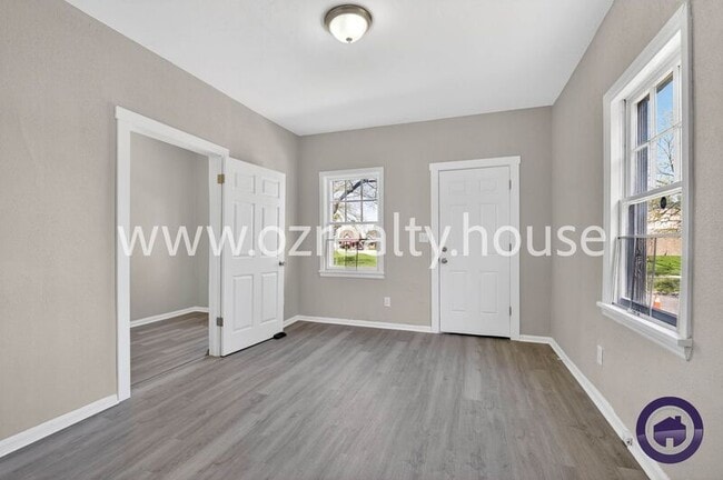 Photo - 160 Bronson Ave