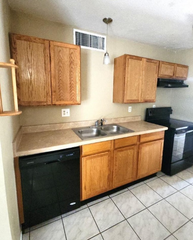 Photo - 3 Bedr/ 2 bath Beautiful Home in Hockley, TX - A Tranquil Country Retreat with Modern Convenience