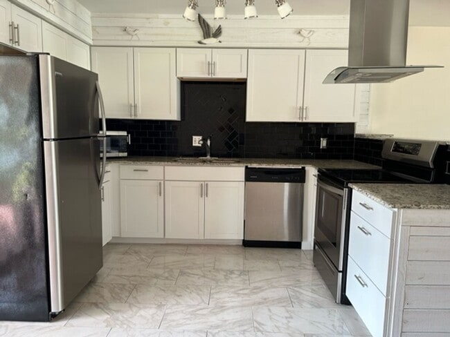 Building Photo - ** ANNUAL 2/2 UNFURNISHED HOME IS AVAILABLE STARTING MID SEPTEMBER 2026**