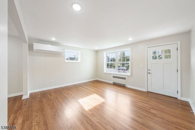 Photo - 2429 Vauxhall Rd