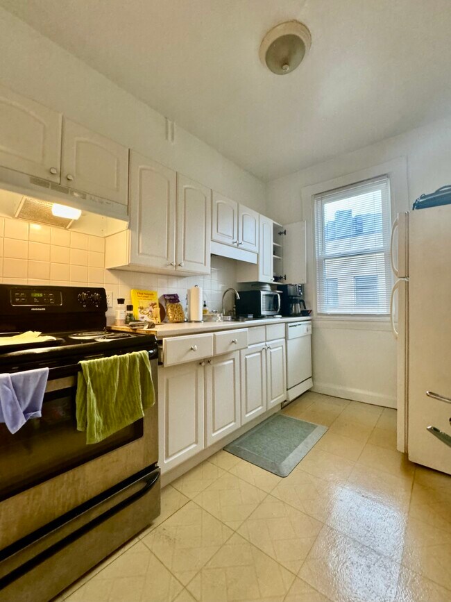 Building Photo - 447 Centre St