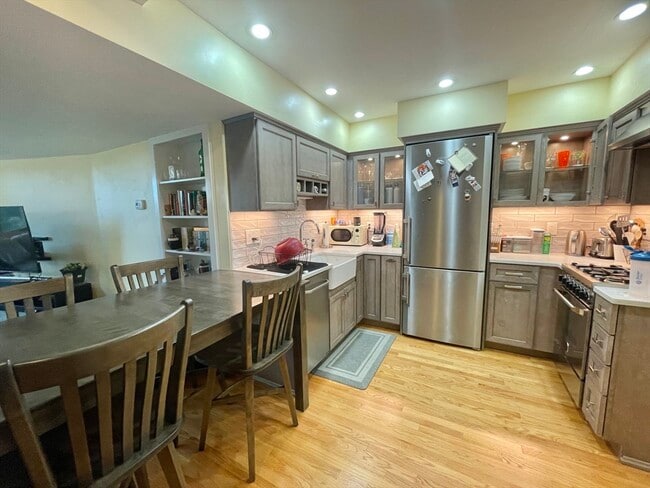 Photo - 128 Warren St
