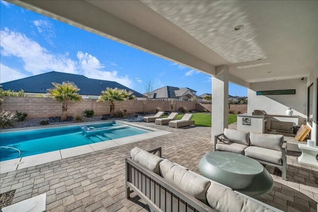 Photo - Beautiful 6-Bedroom, 5-Bathroom Home for R...