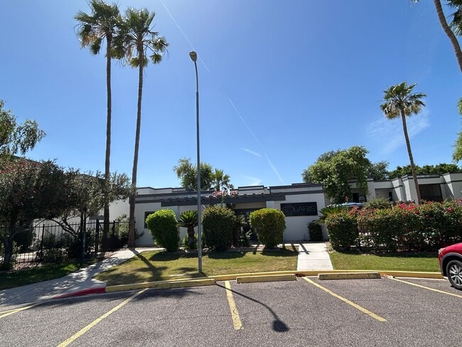 Building Photo - 2 Bed | 2 Bath Condo in Gated Phoenix Community