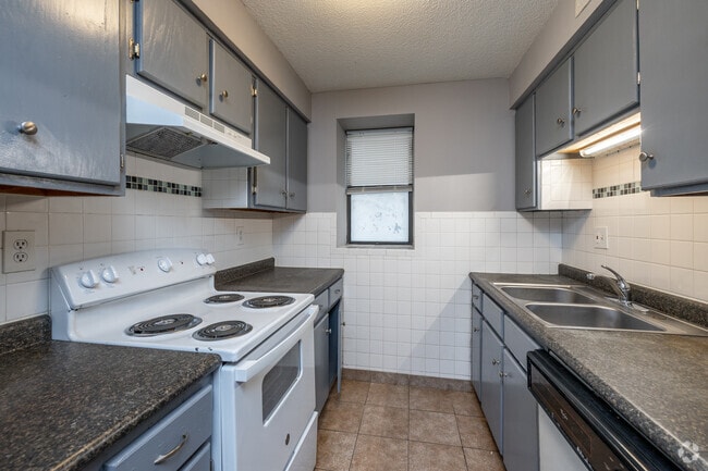 2BR, 1BA - 750 SF